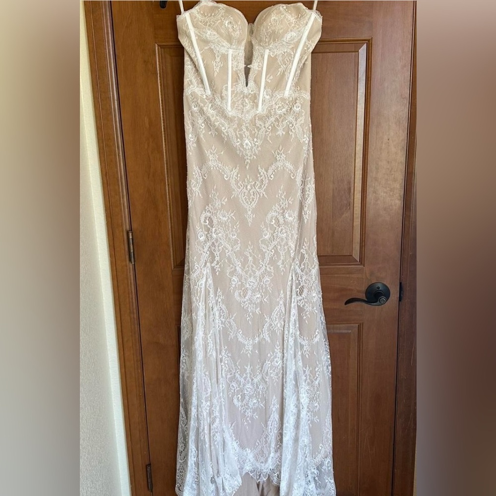 Elegant Lace Maxi Dress - Picture 3 of 3